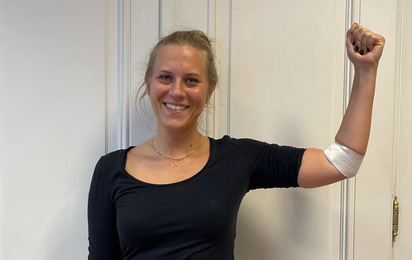 Blutspenderin junge Blutspenderin in Heldinnenpose