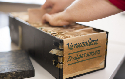 Suchdienst - tracetheface.org - © Österreichisches Rotes Kreuz/Kellner Holly Thomas Nahaufnahme einer Box mit der Beschriftung "verschollene Zivilpersonen". Darin sind Karteikarten.
